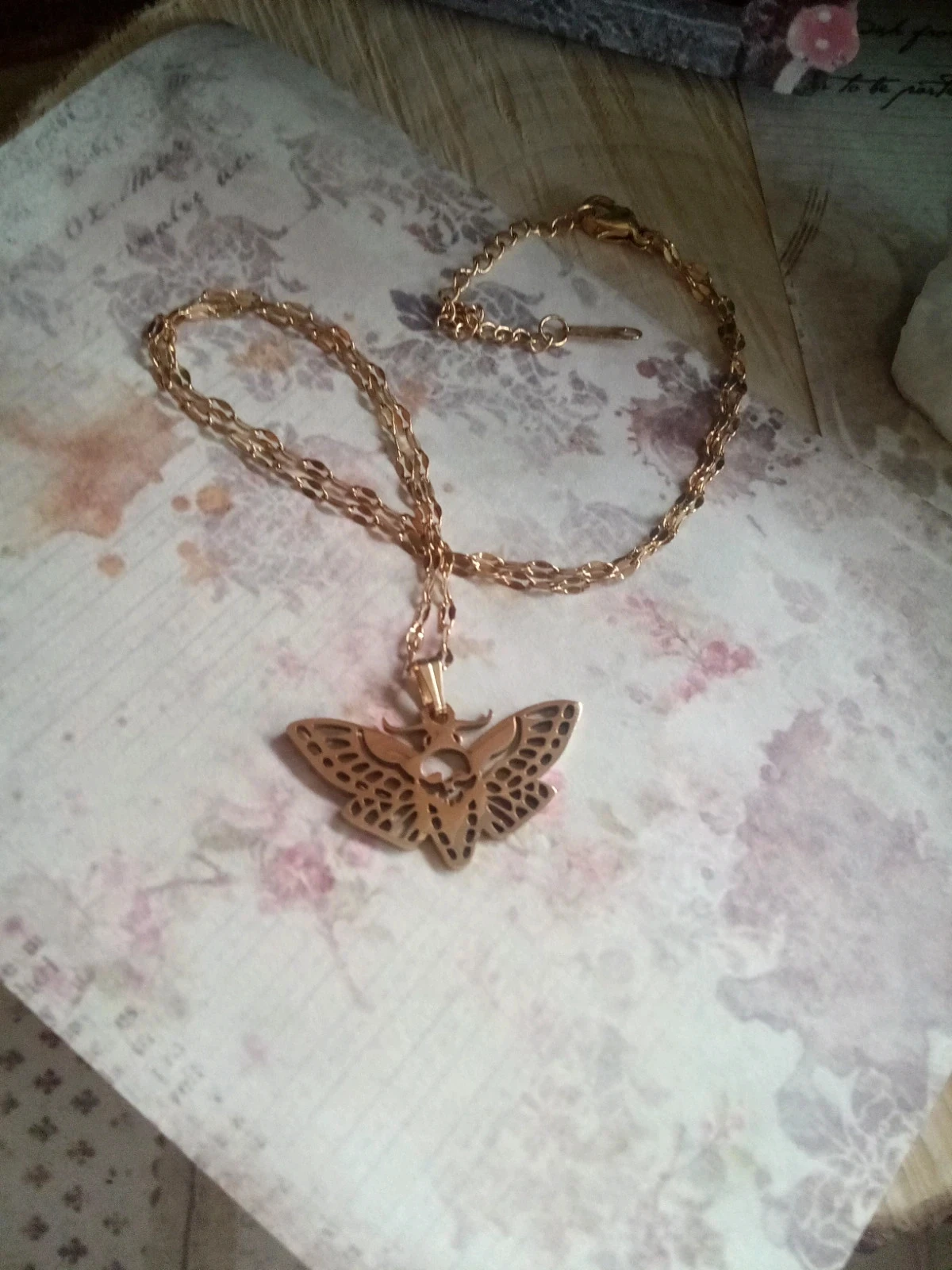 Goudkleurige sphinx-nachtvlinder ketting – photo 2